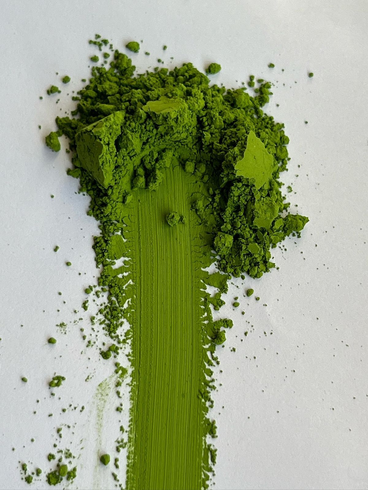 Pincelada de matcha verde brillante sobre fondo claro